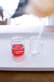 Kunterbunte Spielidee Mit Pipette Und Lebensmittelfarben Spielideen Montessori Material Selber Machen Pipetten
