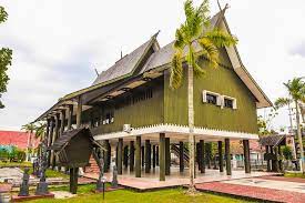 Rumah adat kalimantan barat khas dayak bernama rumah adat panjang, berikut gambar dan penjelasannya. 4 Rumah Adat Yang Unik Dan Menarik Khas Kalimantan
