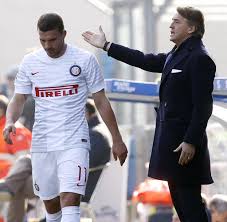 Roberto mancini im training mit seinen spielern pool via reuters. Lukas Podolski Bei Inter Mailand Er Macht Alles Falsch Welt