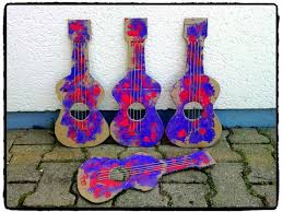 Des Guitares En Carton Pour La Fete De La Musique Fete De La Musique Activites Instruments De Musique Anniversaire Musique