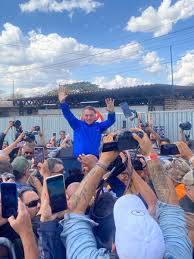 Motociata com presença de Bolsonaro tem faixa em apoio a Trump