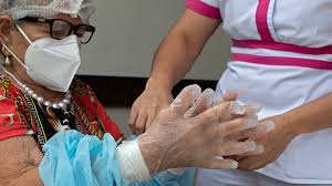 Abrazos a través de cortina plástica: Adultos mayores se reencuentran con  sus familiares gracias a nuevo método