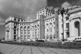 Aici au loc expozitii de grafica, pictura, desen si alte arte, concerte de muzica electro sau proiectii de filme. Muzeul NaÈ›ional De ArtÄƒ ContemporanÄƒ Gokid