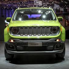 Potezny I Stylowy Nowy Jeep Renegade 75th Anniversary W Unikalnym Kolorze Jungle Green Wyposazonym W 1 4 Litrowy Silnik Multi A Jeep Renegade Jeep Dream Cars