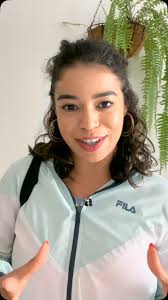 Hoje, as redes estão cheias de flores, corações e declarações., Mas essa  mensagem é pra quem não comemora o dia de hoje., Pra quem está no meio de  um fim., Pra quem está se reconstruindo, aos poucos., ...