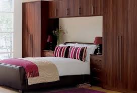 Warna pastel yang kalem bisa menjadi pilihan cat kamar tidur, jika tidak terlalu menyukai warna putih. Desain Lemari Pakaian Untuk Kamar Sempit Interiordesign Id