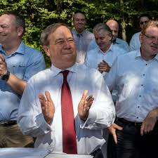 The party holds 29 seats in the state parliament, which is the highest percentage since 1999, at 12.7 per cent. Armin Laschet Posiert Auf Unfreiwillig Vielsagendem Foto Klonmaschine Geplatzt Politik
