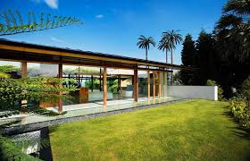 Magnifique Maison D Architecte Verte A Singapour Avec Belle Vue Sur L Ocean En 2020 Modele Maison Tropicale Maisons Tropicales Maison Architecte