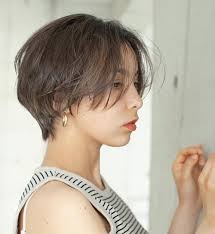 長い前髪の方は要チェック おしゃれ度がアップするセットの仕方 ヘアアレンジのコツ キナリノ ショート パーマ ベリーショート パーマ 長い前髪 アレンジ