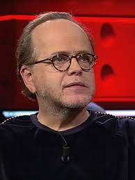 Het project is gebouwd op vijf zuilen.de nederlandstalige versie startte op 19 juni 2001 en is, gemeten naar het aantal lemma's, met meer dan 2 miljoen artikelen de op vijf na grootste taalversie. Marc Marie Huijbregts Wikipedia