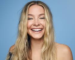 Meg Donnelly Brasil Meg Donnelly concede entrevista ao The Wrap.