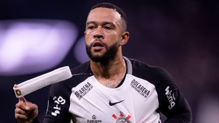 Memphis Depay reaparece, tem reuni&atilde;o com diretoria e se manifesta sobre futuro no Corinthians