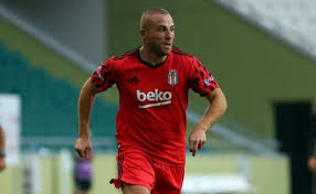 Kasımpaşa'dan konuyla ilgili şu ifadeler yer aldı: Besiktas Ta Gokhan Tore Forma Istiyor