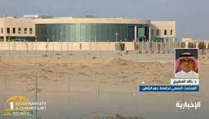 يوجد في المدينة عدد كبير من مدارس حيث يصل عددها إلى 650 مدرسة تفتح أبوابها لكلا الجنسين، كما أنّه يوجد فيها جامعة تعرف باسمها، بناها خادم الحرمين الشريفين الملك عبد الله بن عبد العزيز آل سعود في عام 2014م. Ø£ÙˆÙ„ ØªÙˆØ¶ÙŠØ­ Ù…Ù† Ø¬Ø§Ù…Ø¹Ø© Ø­ÙØ± Ø§Ù„Ø¨Ø§Ø·Ù† Ø¨Ø´Ø£Ù† ØªÙˆÙ‚Ù Ù…Ø´Ø±ÙˆØ¹ Ø¨Ù†Ø§Ø¡ ÙƒÙ„ÙŠØ© Ø§Ù„Ù†Ø¹ÙŠØ±ÙŠØ© Ø¨Ø¹Ø¯ Ø¥ÙÙ„Ø§Ø³ Ø§Ù„Ù…Ù‚Ø§ÙˆÙ„ ÙˆØ­Ø¯ÙˆØ« Ø³Ø±Ù‚Ø§Øª ÙÙŠØ¯ÙŠÙˆ ØµØ­ÙŠÙØ© Ø§Ù„Ù…Ø±ØµØ¯