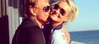 Laeticia hallyday est allée déjeuner au restaurant mtn venice avec sa mère françoise thibaut, son compagnon pascal balland et sa fille mathilde à los. Laeticia Hallyday Aurait Fete Ses 25 Ans De Mariage Avec Johnny Hallyday Mce Tv