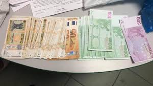 Macar pentru a afla din timp cati bani o sa primiti in urma schimbului valutar. Foto Dosarele Tomograf 1 Si Tomograf 2 Au Fost GÄsiÈi Zeci De Mii De Lei Euro Dolari Dar Èi Articole Din Aur Tv8 Md