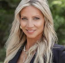 Elizabeth Croxton's Instagram, Twitter & Facebook