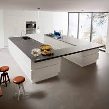 Die moderne kochinsel in der küche steht im mittelpunkt. Moderne Kuche New Nice 2 0 Record Cucine Glas Edelstahl Kochinsel