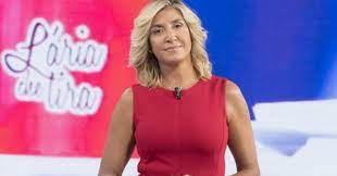 Myrta merlino è la conduttrice de l'aria che tira, il talk show in onda dal lunedì al venerdì alle ore. L Aria Che Tira Myrta Merlino Assente Dal Programma Lei Ma Ditemi Voi Se Alla Mia Eta Dovevo Operarmi Alle Tonsille Il Fatto Quotidiano