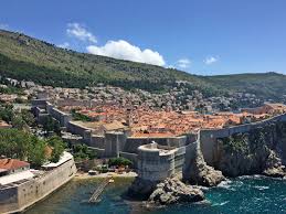 Dubrovník ˈdǔ.bro̞ːʋ.nik ipa (chorvatsky dubrovnik, latinsky a italsky ragusa) je chorvatské přístavní město, které se nachází na jihu dalmácie.v roce 2011 žilo v dubrovniku 28 434 obyvatel, v celé opčině pak 42 615 obyvatel, v roce 2001 zde dle chorvatského sčítání lidu žilo 43 770 lidí a v roce 1991 to bylo 49 728 obyvatel. The Pearl Of The Adriatic 5 Unmissable Things To Do In Dubrovnik Croatia Yoga Wine Travel