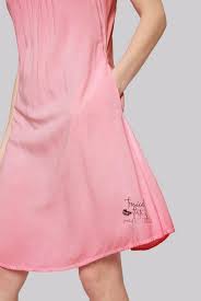 Bei heißen temperaturen und sonnenschein gibt es kaum ein passenderes outfit als ein luftiges sommerkleid. Camp David Soccx Sommerkleid Mit Trager Design Am Rucken Lush Rose