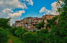 In bardolino nur wenige meter vom see entfernt entsteht diese neue exklusive wohnanlage mit nur 8 einheiten in unterschiedlichen größen. 1 Euro Pro Haus 11 Italienische Orte Bieten Immobilien Zum Spottpreis Business Insider