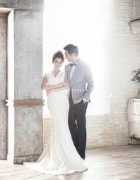 Scopri ricette, idee per la casa, consigli di stile e altre idee da provare. Referensi Pose Foto Prewedding Indoor Dengan Gaun Slayer Keren Foto Hunting Dan Prewedding Foto Perkawinan Pose Perkawinan Pose