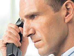 Fotogalerie: Drsný šéf. Harry (Ralph Fiennes) volá do Brugg...