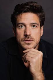 Marco Pigossi se casa com cineasta Marco Calvani na Itália