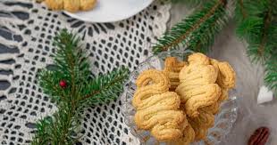 Dans Un Robot Equipe De La Feuille Mettez Le Beurre Et Mettez En Route Le Robot Jusqu A Ce Que Le Beurre Soit Emulsion Spritz De Noel Recette Spritz Biscuits