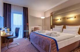 In nur wenigen gehminuten gelangen sie zum kurfürstendamm mit zahlreichen shoppingmöglichkeiten, restaurants und cafés. Partnerhotels Information Park Inn By Radisson Berlin Alexanderplatz