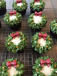 De Delicieuses Recettes De Cupcakes De Noel Que Toute La Famille Adorera Cupcake Noel Repas Noel Friandises De Noel