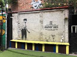 For banksy put his artwork through the shredder at the climax of the busiest week in the london art this is now part of art history in its shredded state and we'd estimate banksy has added, at a. Banksy Maar Vooral Mary Quant Een Stadssafari In Engeland Agreylady