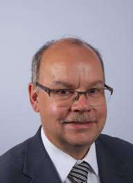 Prif Swyddog Cyllid, Mark Owen, i ymddeol ym mis Mehefin