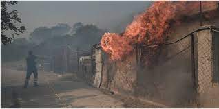 Η φωτιά που ξέσπασε στα καλύβια μαίνεται ανεξέλεγκτη και ο δήμος σαρωνικού ανακοίνωσε πως εκκενώνονται η ανάβυσσος, η παλαιά φώκαια, η ατε, η δροσιά, το. Se E3eli3h H Megalh Fwtia Sthn Anabysso Kaigontai Spitia Ekkenw8hkan 7 Oikismoi Ellada Iefimerida Gr