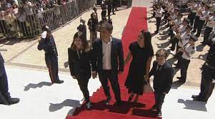 De hecho, cuando asume el cargo de minsitro de economía, con sus hijos muy chiquititos, ella lo impulsó y sostuvo para que no dejara de lado ningún compromiso político, contaron en tn, mientras veían la escena. Los Hijos De Axel Kicillof Causaron Furor En Las Redes