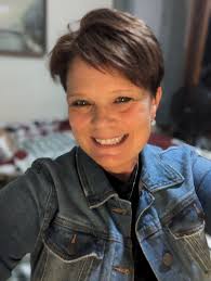 I think Mandy looks so pretty and sophisticated with her regular hair  instead of the fake hair she wears.