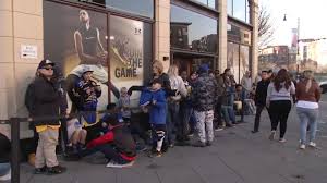 Latest on golden state warriors point guard stephen curry including news, stats, videos, highlights spin: Lucky Warriors Fans Party With Stephen Curry In Oakland Abc7 San Francisco