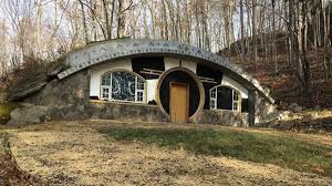 Wenn du ein hobbit haus selber baust, darfst du nicht vergessen, dass du das dach mit gras bedecken solltest. Herr Der Ringe Fan Baut Sich Eigenes Hobbit Haus So Sieht Es Aus Wohnen