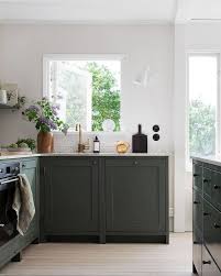 Une Maison De Famille Suedoise Home Decor Kitchen Kitchen Inspirations Dark Green Kitchen
