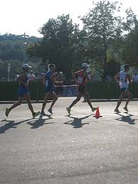 La atleta sevillana terminaba en la 13ª posición de su semifinal con un registro de 9.45.37 tras caerse en el paso de un obstáculo por el tropiezo de una atletas que la precedía. Marcha Atletica Wikipedia La Enciclopedia Libre