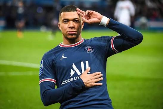 VÀO BÁN KẾT RỒI VỀ NHÀ SAO?" - MBAPPE THẲNG THỪNG PHẢN BÁC FFF  Kylian  Mbappe vừa thẳng thừng bác bỏ quan điểm của Liên đoàn bóng đá Pháp cho rằng