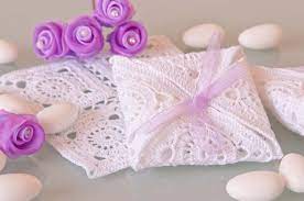 Segnaposto, bomboniera, portaconfetti per tutte le occasioni.realizzato in cotone e decorato con nastri stile shabby. Foto Stupisci Tutti Con Questi Segnaposto Matrimonio All Uncinetto