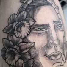 Desenho com referência ao mito de Narciso, feito no ganhador do sorteio do  @gorilla.tattoo.gru @edubba_ Obrigada por ter participado! Sobre o mito de  Narciso e a flor: "Além de ter uma beleza