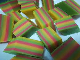 Lebih skit pun tak apa mentega 1 cawan setengah jeruk buah 500 tepung kek 4 cawan setengah cream of tartar 1 sudu makan eggs grade aaa 3 biji vanilla essence 1 susu makan. Resepi Kek Lapis Kukus Sukatan Cawan