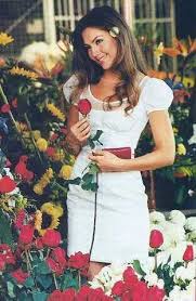 Rosalinda Thalia Tiene Un Pimpollo De Rosa Agarrado Con Las Dos Manos Que Lindo Color Tiene El Pimpollo De Rosa Asi Lo Piensa Hugo Rica Atrizes Thalia Vestidos