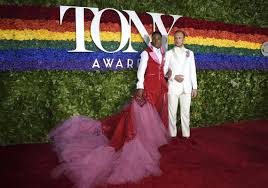 A new yorker piece by rachel syme read billy porter won the oscars red carpet before it even began. Billy Porter Wears Kinky Boots Curtain Couture On Tonys Red Carpet Pittsburgh Post Gazette