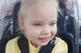 Menina é diagnosticada com doença rara e desaprende a engatinhar e falar:  entenda