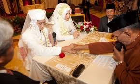 Air dan api slalu berlawanan langit dan bumi adalah berjauhan kalau hati penuh kedengkian siapalah orang yang akan mau berteman. 200 Pantun Pengantin Baru Lucu Dan Mendidik Rumbelnesia Com