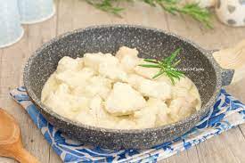 4 fusi di pollo, 4 suprema di pollo, rosmarino, salvia, timo, 2 cipollotti grandi di tropea, 2 peperoni. Bocconcini Di Pollo Alla Panna Cremosi E Velocissimi